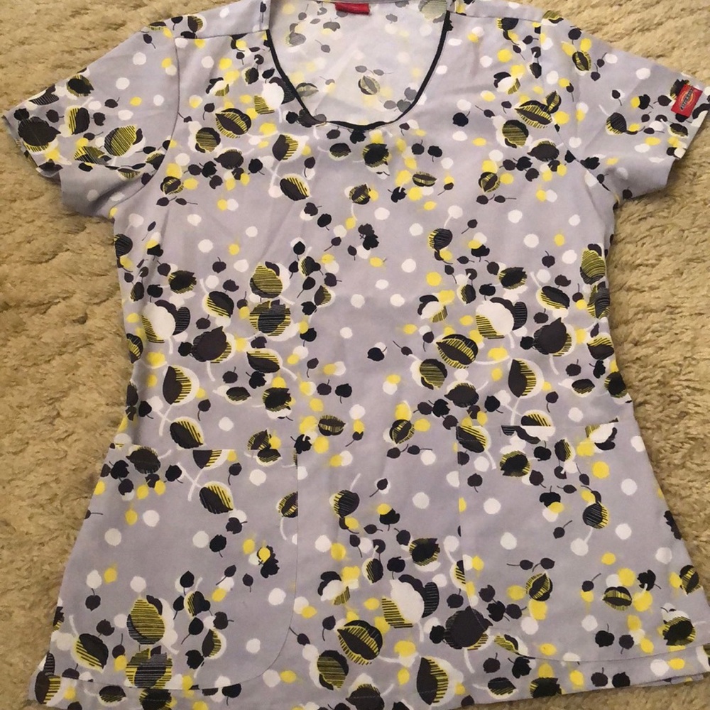 ✅ (3 for $15)Grey floral dickies scrub top